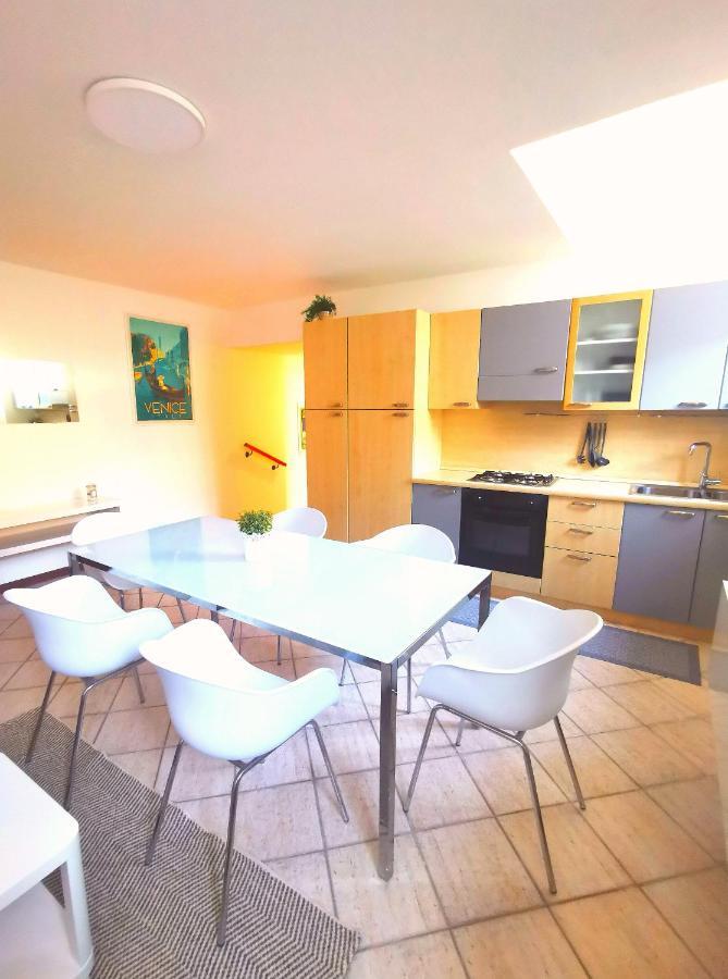 Old Town Apartment With Terrace - Live Love Lake Peschiera del Garda Exterior foto