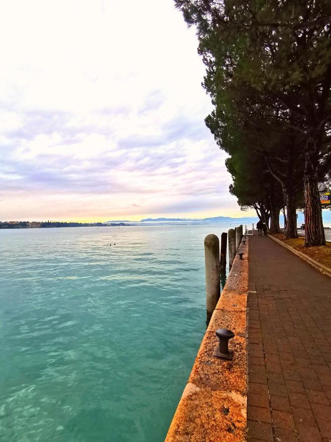 Old Town Apartment With Terrace - Live Love Lake Peschiera del Garda Exterior foto