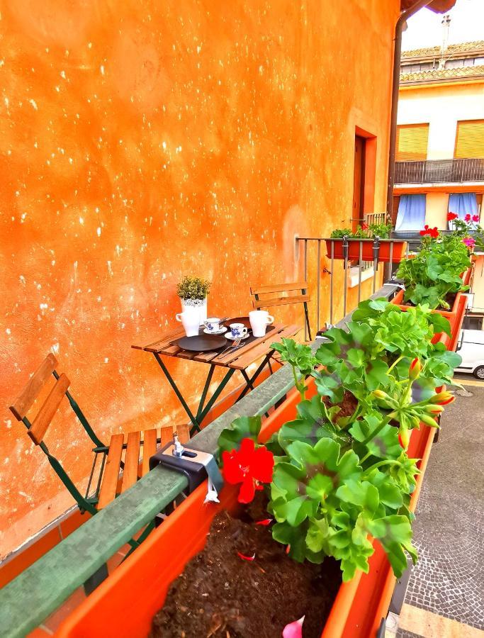 Old Town Apartment With Terrace - Live Love Lake Peschiera del Garda Exterior foto