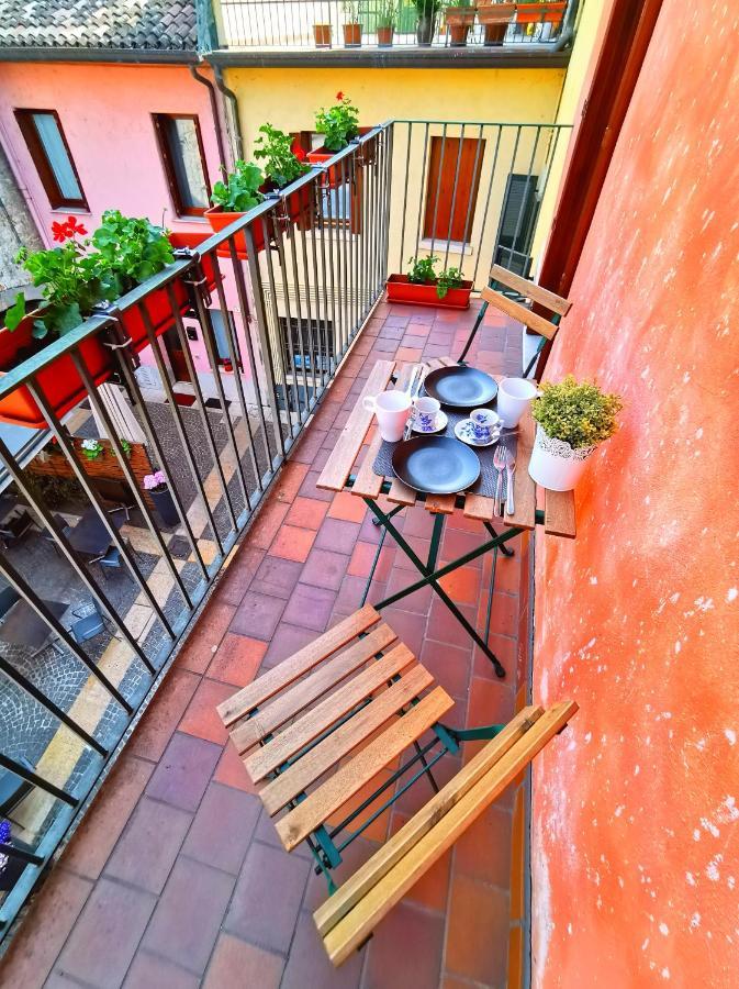 Old Town Apartment With Terrace - Live Love Lake Peschiera del Garda Exterior foto
